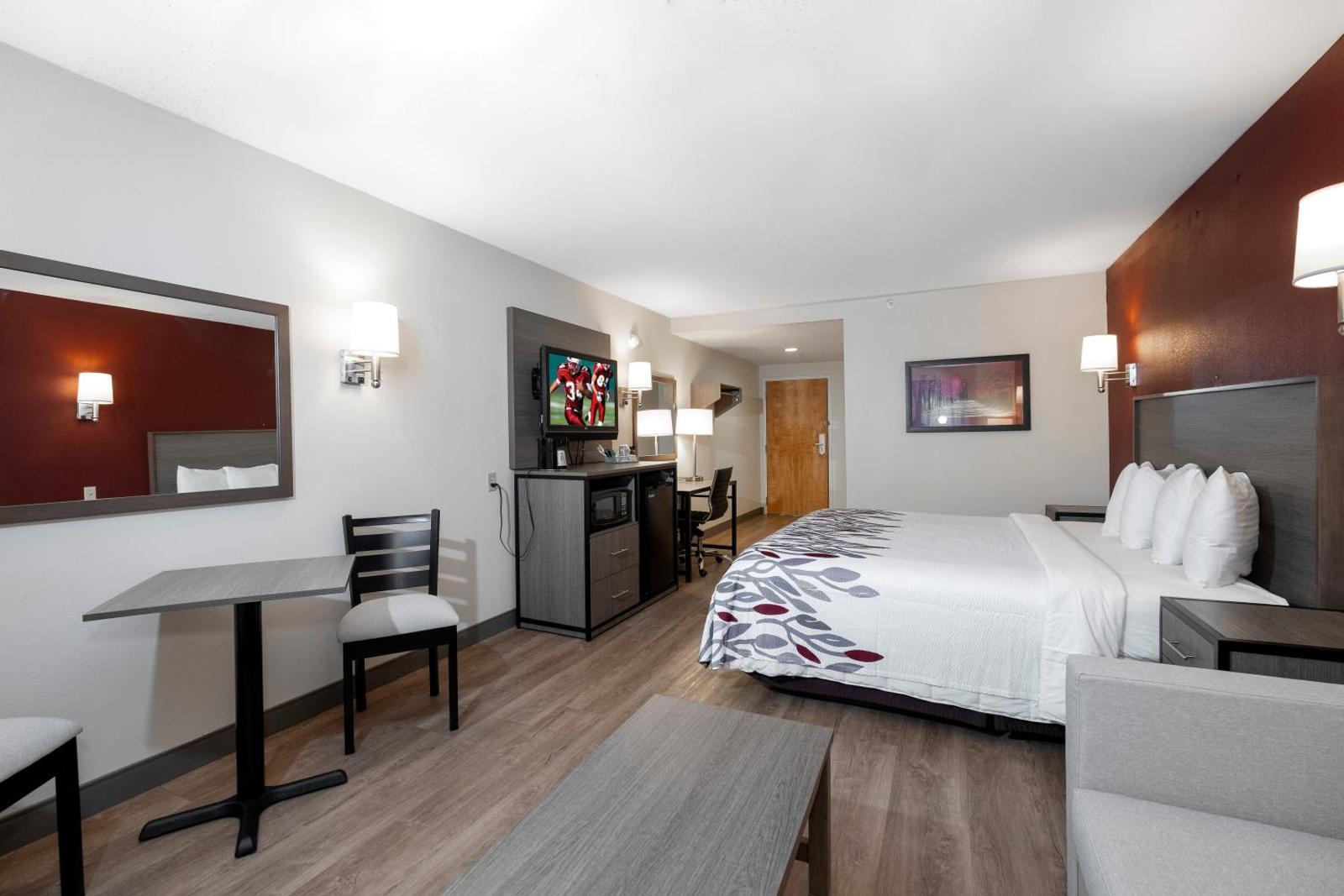 Red Roof Inn Clifton Park Main image 2